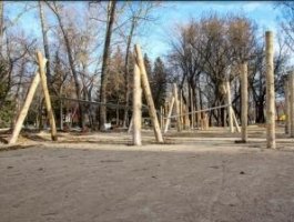 В Изумрудном парке монтируют детский городок