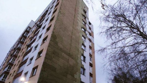 В Барнауле сорванная ветром обшивка 10-этажной новостройки поломала березы и чудом никого не убила