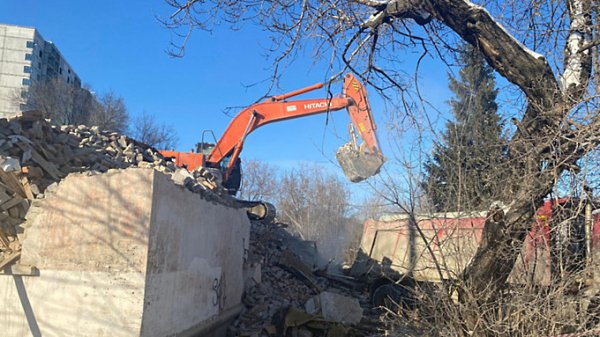 Аварийный дом на улице Кутузова сносят в Барнауле