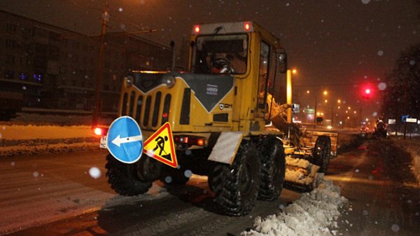 Более 100 снегоуборочных машин будут чистить дороги Барнаула в ночь на 30 ноября
