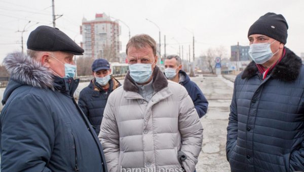 Глава Барнаула отправил на дистанционку городских чиновников, не прошедших вакцинацию