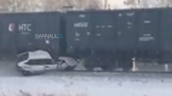 Грузовой поезд "зацепил" легковушку и протащил ее по путям под Барнаулом