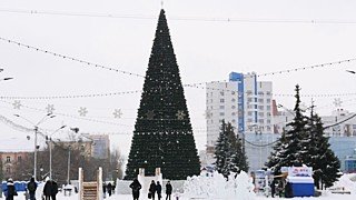 Как меняла свой облик главная ёлка Барнаула и почему она кочевала с площади на площадь