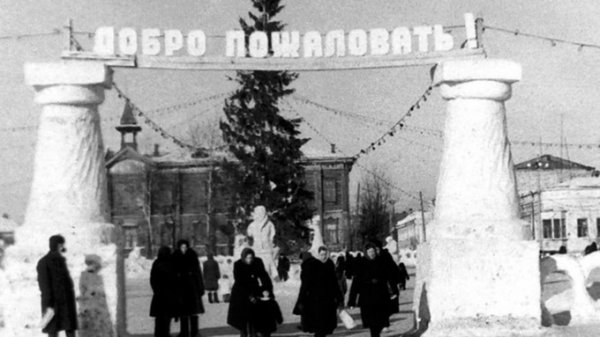 Как меняла свой облик главная ёлка Барнаула и почему она кочевала с площади на площадь