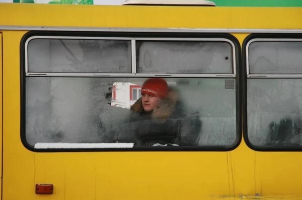 На Алтае оштрафовали водителя, который не высадил пассажирку на остановке - KP.Ru
