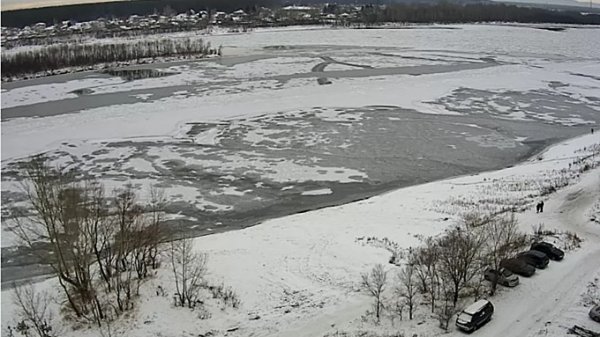 На реке Бия в Бийске появился тонкий первый лёд