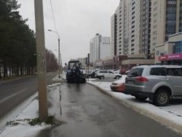 На улицы Барнаула вышла техника на борьбу с первым снегом