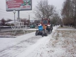 На улицы Барнаула вышла техника на борьбу с первым снегом