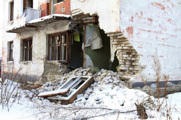 Недетские забавы кончились: в Барнауле сносят аварийные дома, угрожавшие местным жителям. Фоторепортаж altapress.ru