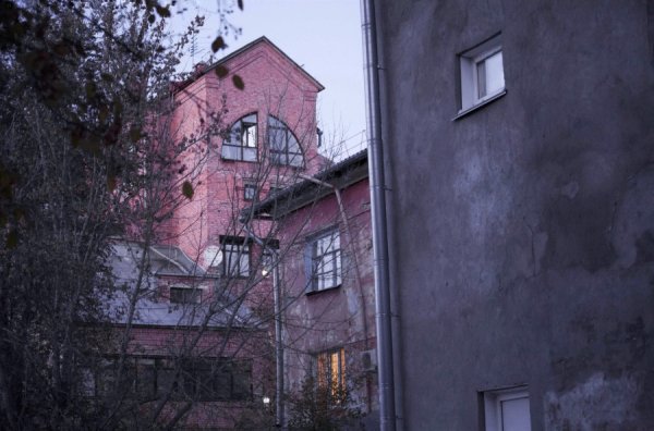 «Один из нас уже умер». Что происходит в приговоренном доме Барнаула после участия его жильцов в московском телешоу