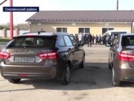 Одно из хозяйств Смоленского района вручило механизаторам новые автомобили