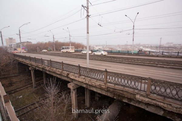 «Перед нами стоит задача»: глава Барнаула прогулялся по мосту на Новом рынке, который пока еще стоит