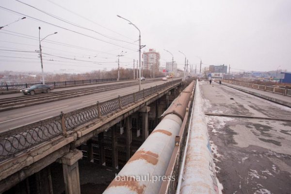 «Перед нами стоит задача»: глава Барнаула прогулялся по мосту на Новом рынке, который пока еще стоит