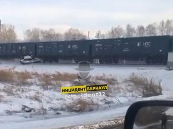 Под Барнаулом грузовой поезд «протащил» легковушку: водитель погиб