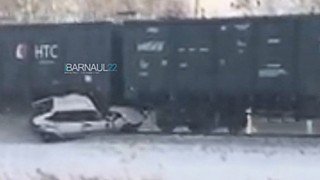 Полиция и РЖД назвали возможные версии столкновения легковушки с поездом под Барнаулом