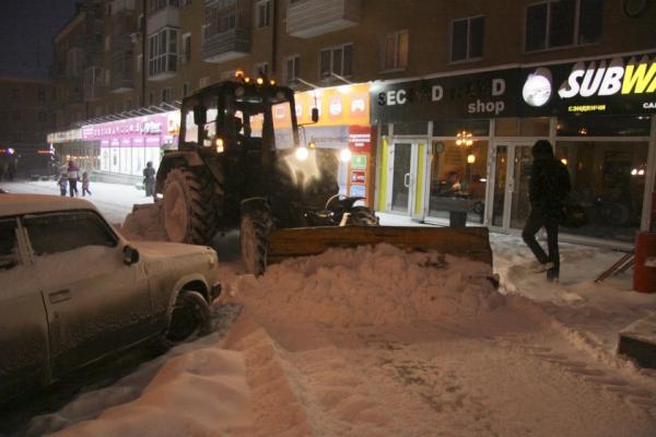 Снежный коллапс: барнаульцы жалуются на ужасные пробки, сугробы во дворах - KP.Ru