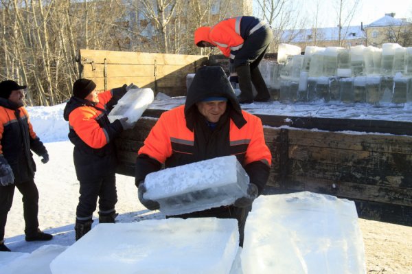В Барнауле начали готовиться к строительству снежного городка на Сахарова