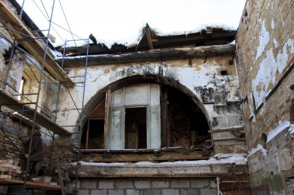 «Восстановим. Все будет хорошо»: что сейчас происходит на территории Усадьбы купцов Суховых в Барнауле, сгоревшей в 90-х