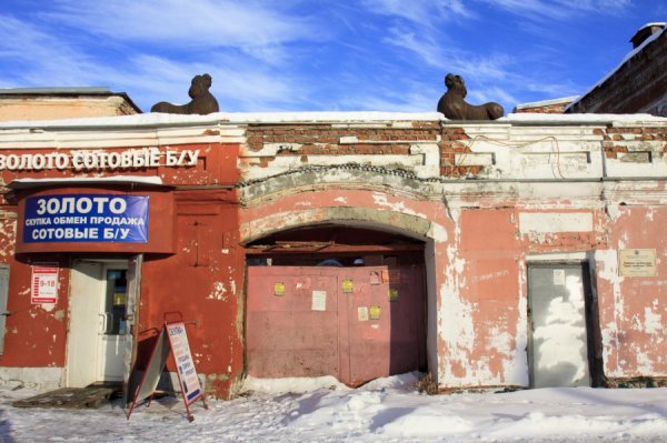 «Восстановим. Все будет хорошо»: что сейчас происходит на территории Усадьбы купцов Суховых в Барнауле, сгоревшей в 90-х
