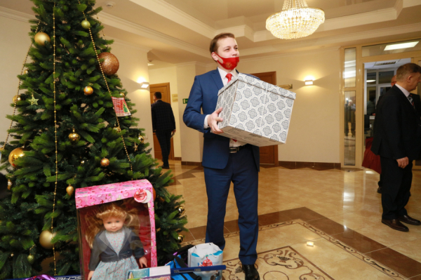 Алтайские депутаты исполнили новогодние желания детей
