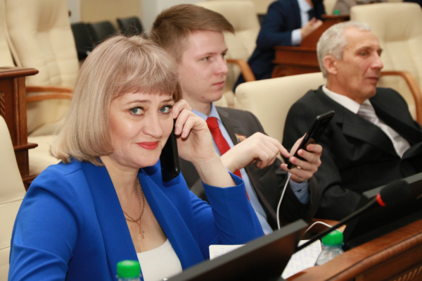 Алтайские депутаты снова поспорили о необходимости введения QR-кодов