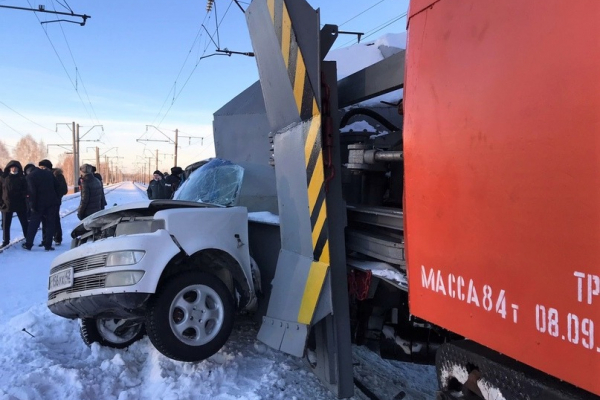 Автобус с пассажирами попал под грузовой поезд в Алтайском крае
