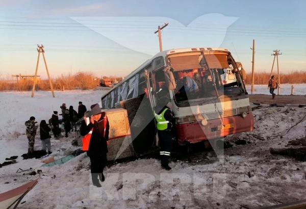 На Алтае грузовой поезд столкнулся с рейсовым автобусом - KP.Ru