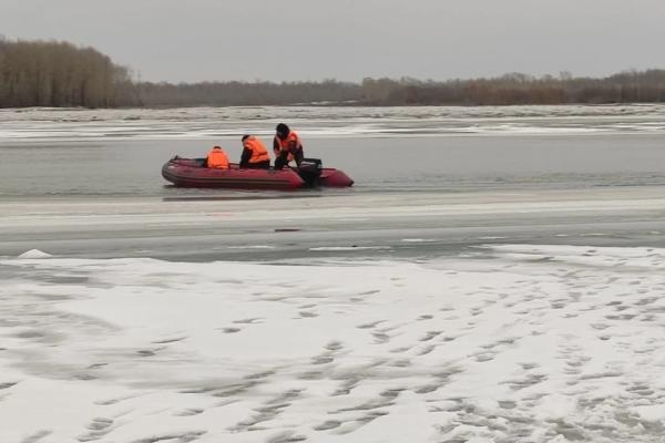 На Алтае водолазы ищут водителя, который ушел под лед вместе с автомобилем - KP.Ru