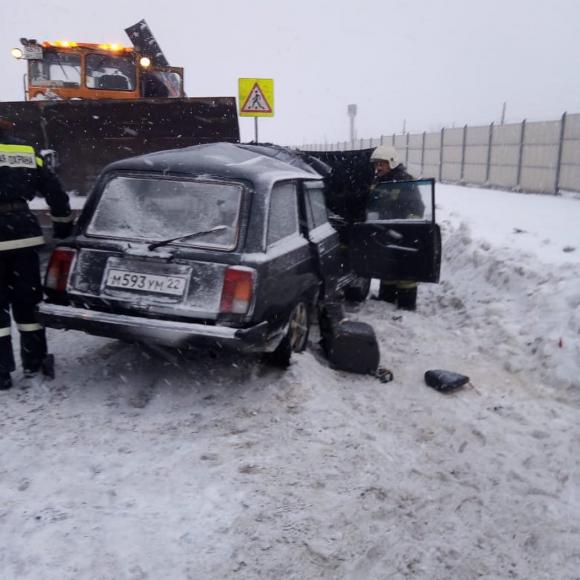 Под Барнаулом легковушка влетела в снегоуборщик: есть погибшие и пострадавшие