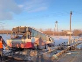 Рейсовый автобус с людьми попал под поезд в Алтайском крае