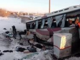 Рейсовый автобус с людьми попал под поезд в Алтайском крае