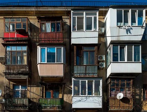 Россиян начнут штрафовать за незаконное остекление балкона
