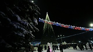 Сказочный корабль, световые фонтаны и снежная королева. Барнаул украшают к Новому году