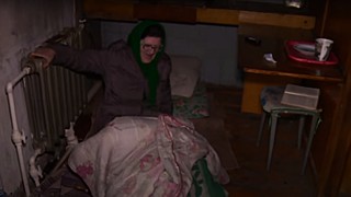 Следователи проверят условия жизни пенсионерки из Бийска, которая спит у батареи
