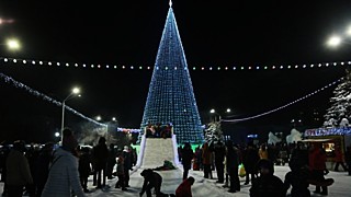 В Барнауле коммунальщики разрушили снежную горку, которую жители двора построили для детей