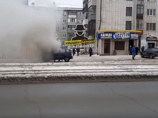В Барнауле во время движения загорелся автомобиль