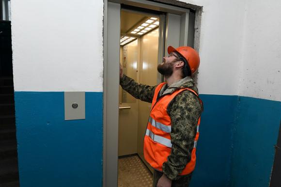 В Барнауле заменили больше сотни аварийных лифтов