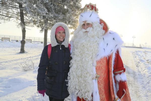 В шестой раз главный Дед Мороз страны поздравил барнаульцев с наступающим Новым годом - KP.Ru