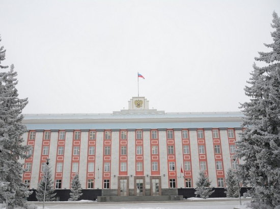 В здании правительства Алтайского края разбили два окна