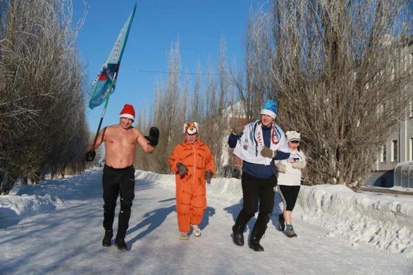 Алтайские «моржи» провели новогодний забег - KP.Ru