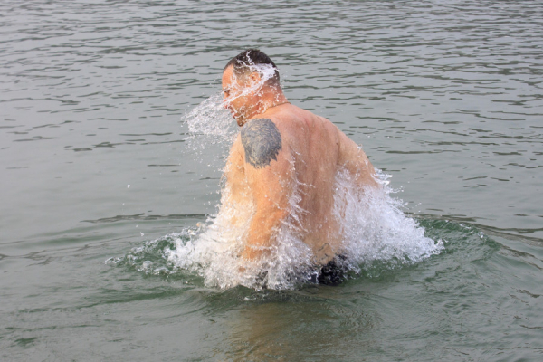 «Лепота! Теплая вода»: как барнаульцы празднуют Крещение без больших морозов и QR-кодов. Фоторепортаж altapress.ru