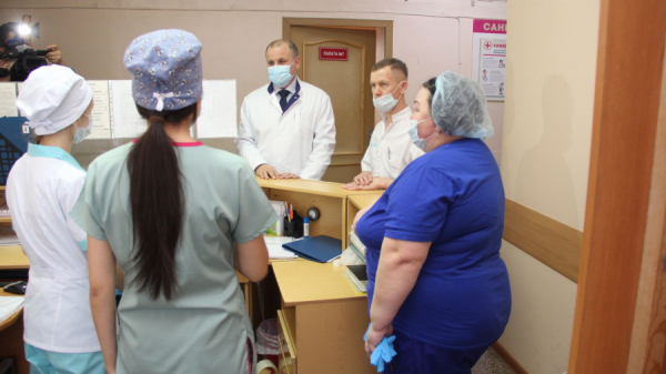 Министр здравоохранения рассказал о сценариях борьбы со стремительным «омикроном» в Алтайском крае
