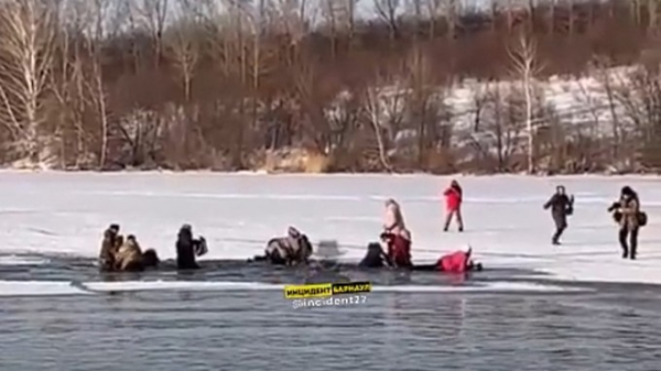 На Алтае туристы продолжают попытки выйти на озеро, где недавно под лёд провалились люди