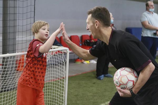 Особенный турнир: в Барнауле дети с синдромом Дауна сыграли в футбол - KP.Ru