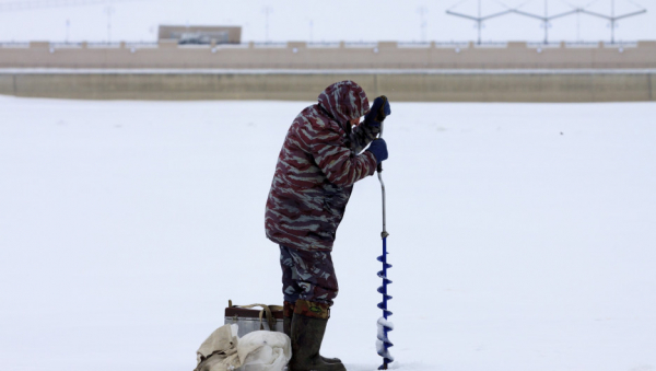 Рыбаки в окрестностях Барнаула рискуют жизнью, но все равно выходят на лед
