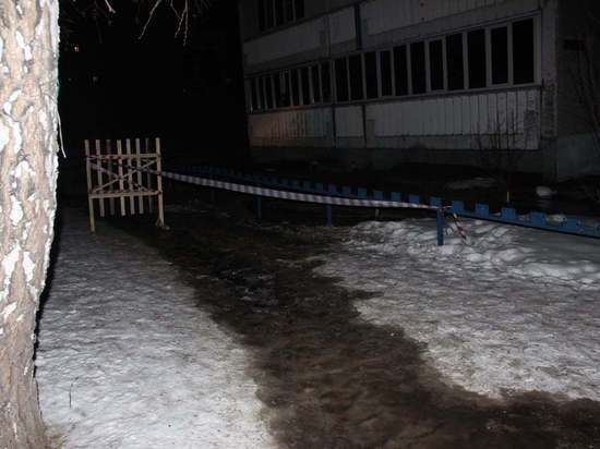 В Барнауле образовалось «море» около многоэтажки из-за аварии