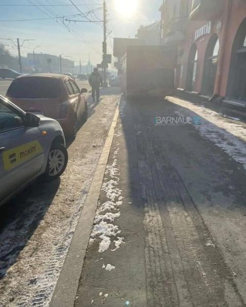 Автобус без тормозов вылетел на тротуар на проспекте Ленина