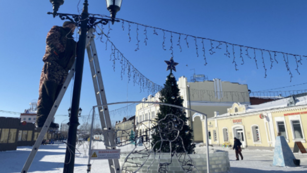 Барнаул до весны избавят от новогоднего настроения: начали убирать елку и городок на Старом базаре