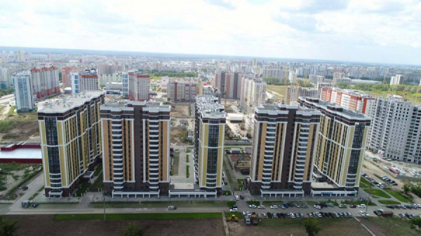 Оттенки серого стекла и металла: Ракшины построят новый ТЦ рядом со сквером в Барнауле