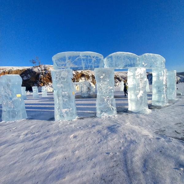 Скульптор из Барнаула создал ледяные шедевры на Байкале